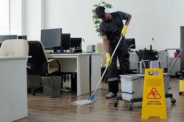 Experienced Puyallup office cleaners in WA near 98371